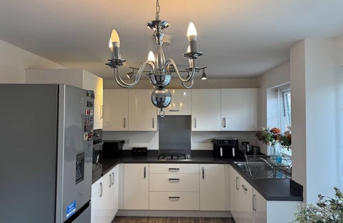 Wolverhampton House | Modern 4-Bed Home in Wolverhampton / Comfort, Flexibility & Shared Spaces