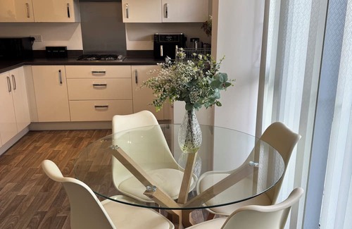 Wolverhampton House | Modern 4-Bed Home in Wolverhampton / Comfort, Flexibility & Shared Spaces