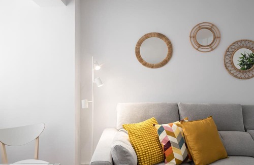 Angustias - Chana - Encina Apartment | Luxurious 3BR Apt Near Train Station and City Center – Ideal for Families