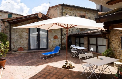 Vescovado Apartment | Apartment 'Glicine - Antiche Dimore' with Shared Pool, Wi-Fi and Air Conditioning