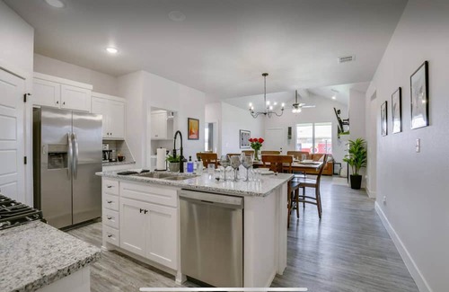 Lubbock Resort | Raider Resort ~ Hot Tub, Arcade, and Luxury for 14 Guests in Red Raider Land