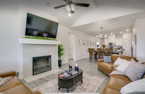 Lubbock Resort | Raider Resort ~ Hot Tub, Arcade, and Luxury for 14 Guests in Red Raider Land