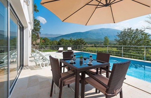 Civljane House | Cozy home in Cetina with private swimming pool, can be inside or outside