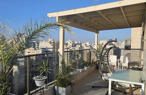 Holon Apartment | Spacious & Luxurious 5BR in Holon w/AC, Wi-Fi, Veranda, Parking, Near Tel Aviv