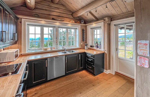 Lillehammer House | Beautiful home in Lillehammer with house a mountain view