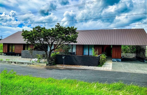 Akaogi House | Limited to one pair per day! The entire building is reserved for private use! A luxurious inn designed in a modern Japanese style! You can enjoy your private time in the nature of Amami Oshima with a large projector. ⭐︎