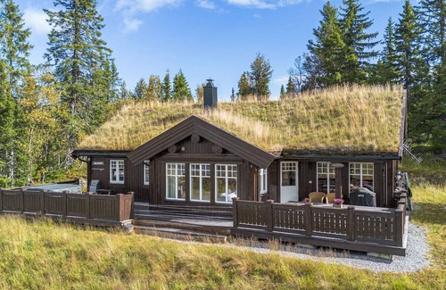 Nord-Aurdal Cabin | Spacious Family Cabin with Jacuzzi