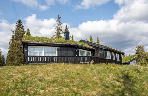 Nord-Aurdal Cabin | Mountain Cabin in Valdres with Fireplace | Classic and Cozy Style