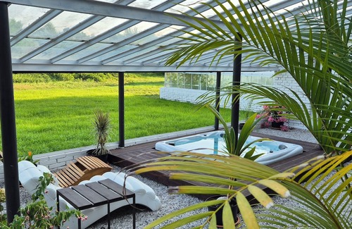 Velvary House | Unique and Private Country House with Sauna, Jacuzzi and Hawaiian Hothouse Spa!
