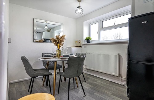 Long Lawford Apartment | DenDuplex - Free Parking
