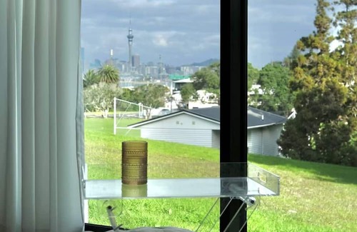 Northcote House | Stylish House with Great City Views
