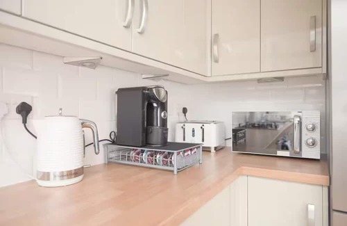 Alexandra House | Family-Friendly 3-Bedroom Home in Tolworth with Easy London Access