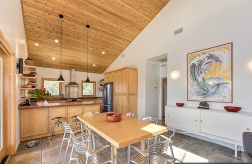 Volcano House | Modern 2 Bedroom Hilltop Retreat