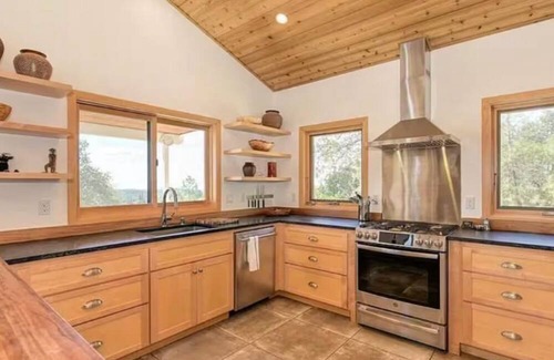 Volcano House | Modern 2 Bedroom Hilltop Retreat
