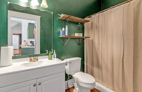Evansville House | Private Room A in Shared House with Common Areas – Comfortable and Convenient