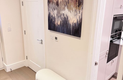 Reading House | Stylish 4BR Home, Serene and Central.