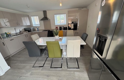 Broad Oak House | Modern 4BR House – Super-King En-suite, Garden, TVs in Every Room, Parking
