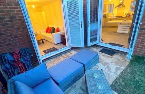 Broad Oak House | Modern 4BR House – Super-King En-suite, Garden, TVs in Every Room, Parking