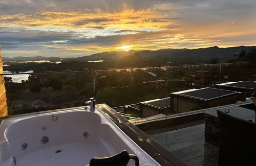 El Penol Condo | El Peñol - Guatape Romantic CondonPrivate Jacuzzi with a view of La Piedra