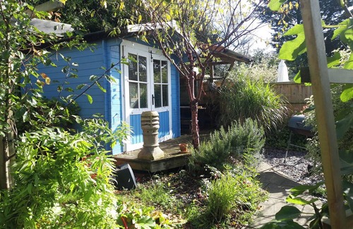 Hanham House | 3-Bed House - Sleeps 8, Garden & Parking