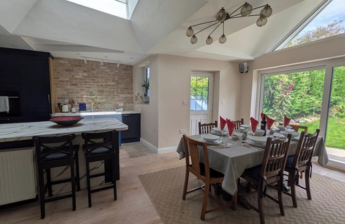 Hanham House | 3-Bed House - Sleeps 8, Garden & Parking