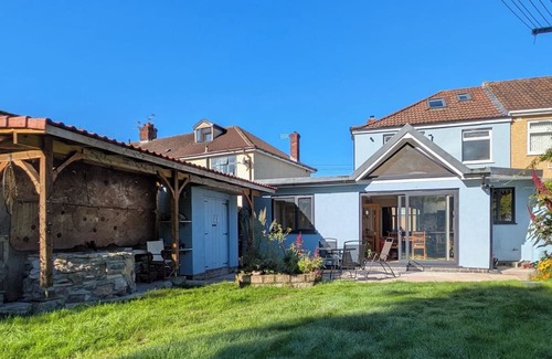 Hanham House | 3-Bed House - Sleeps 8, Garden & Parking