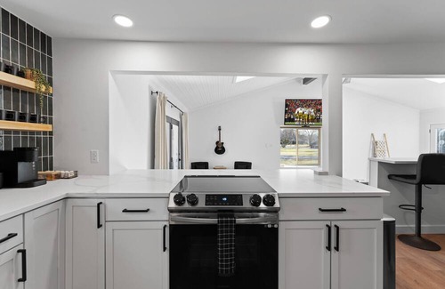 South Bend House | Notre Dame Haus: Pool, Game room & 5 min to campus