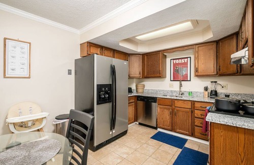 Columbus House | Zoo Getaway, 3BR Home w/Yard Games & Comfort, Family Friendly