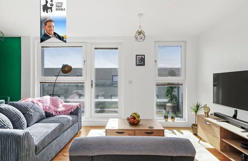 Stevenage Apartment | Super King Balcony Suite - Luxury, Eco, Fast Wi-Fi
