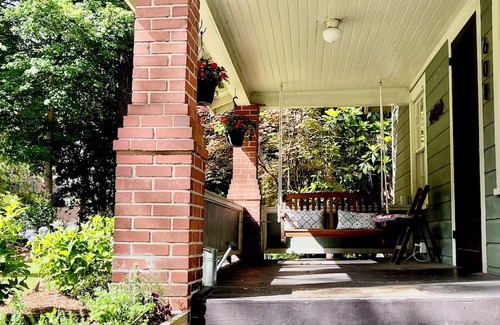 Aberdeen House | Charming 2-bedroom cottage in Aberdeen with AC