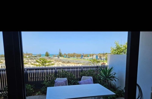 Alkimos Apartment | Wake up every morning with stunning ocean views on your door step.