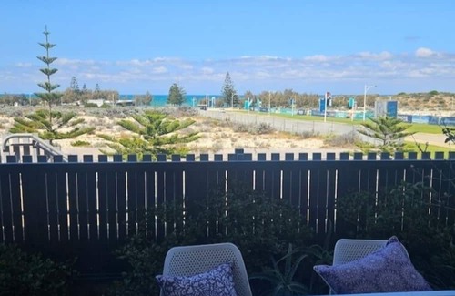 Alkimos Apartment | Wake up every morning with stunning ocean views on your door step.