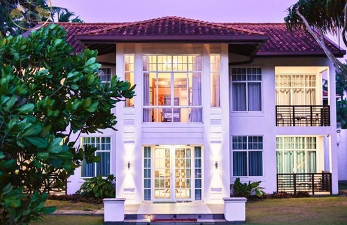 Hikkaduwa Villa | 4 BR Beachfront private villa with pool