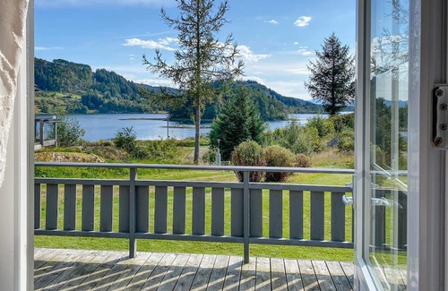 Fjaler House | Stunning home in Korssund with house a panoramic view
