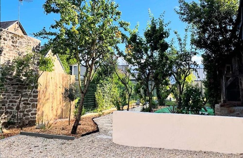 Saint-Georges-de-Reintembault House | Cosy Mediterranean-style spa and cinema 25 minutes from Mont-Saint-Michel