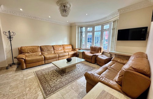 Luton Apartment | Luxury 8 Bed Home Near Luton Airport