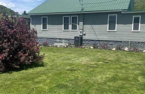 Meadow Bridge House | Scenic Mountain & River View – Walk to New River
