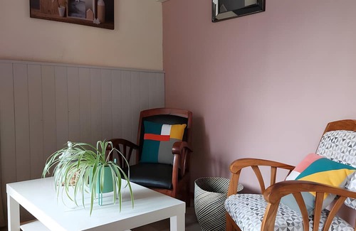 Saint-Romain-de-Benet Bed & Breakfast | Les Violettes Guest Room – Comfort and Serenity in Saint-Romain-de-Benet