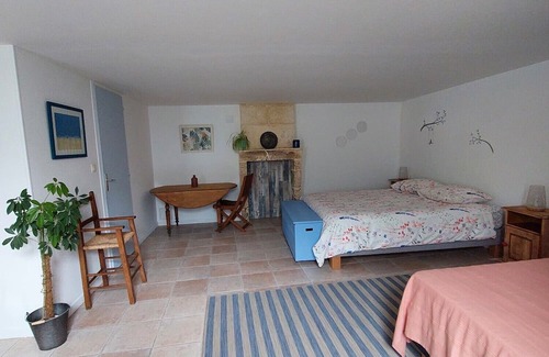 Saint-Romain-de-Benet Bed & Breakfast | Les Primevères Guest Room – Welcome and Comfort in Saint-Romain-de-Benet