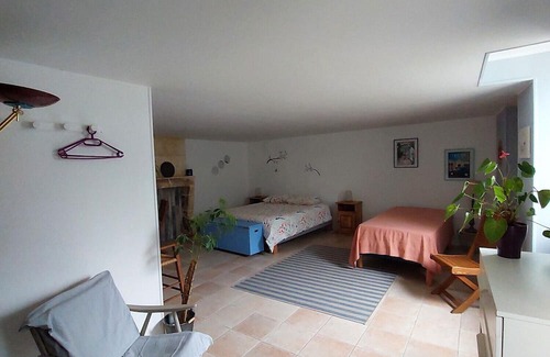 Saint-Romain-de-Benet Bed & Breakfast | Les Primevères Guest Room – Welcome and Comfort in Saint-Romain-de-Benet