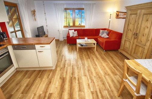 Haslachsimonswald Apartment | Holiday Apartment 'Morgensonne, 50 sqm' with Shared Terrace, Shared Garden and Wi-Fi