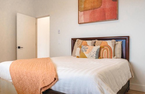 Black Mountain Hotel | Play & Stay/Lake views/Pool Table