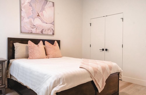 Black Mountain Hotel | Play & Stay/Lake views/Pool Table