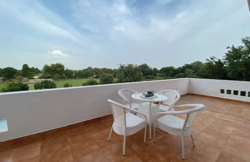 Gurugram Villa | Hi5 Stays DAY USE Farm/BIG Pool/Pool Party
