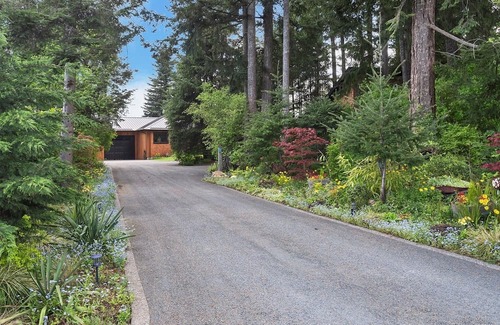 Campbell River House | The Grove Guest House~nNestled in a private and natural treed setting