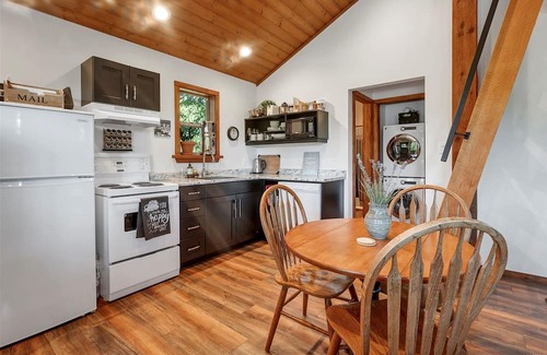 Campbell River House | The Grove Guest House~nNestled in a private and natural treed setting
