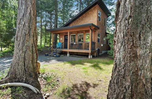 Campbell River House | The Grove Guest House~nNestled in a private and natural treed setting