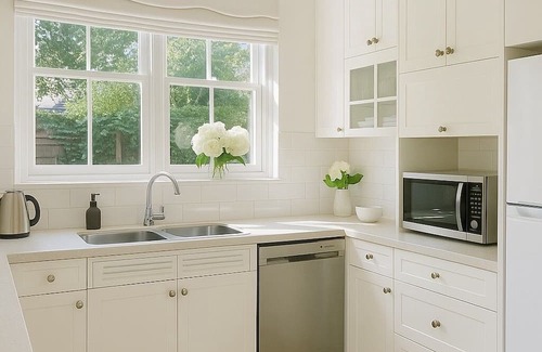 Toorak House | Newly Furnished Toorak Escape 3BR Garden