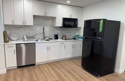 Dollarton Apartment | Private Suite by Deep Cove | Trails, Kayaking & Seymour Mountain