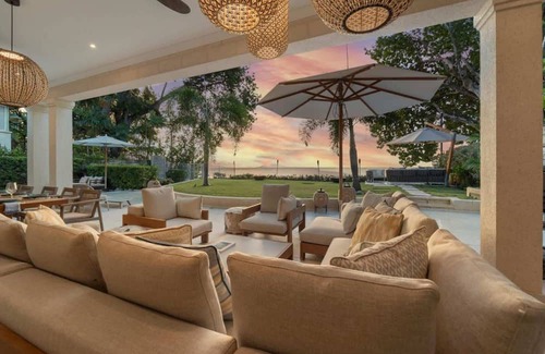 Gibbs Bay Villa | Calabash Summary: Nes